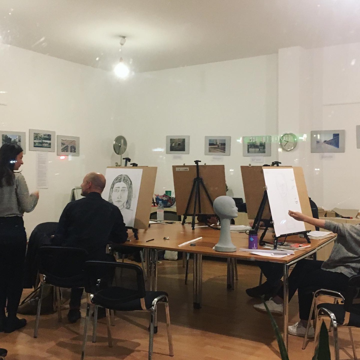 Small group drawing workshop in the Art Classes Berlin studio
