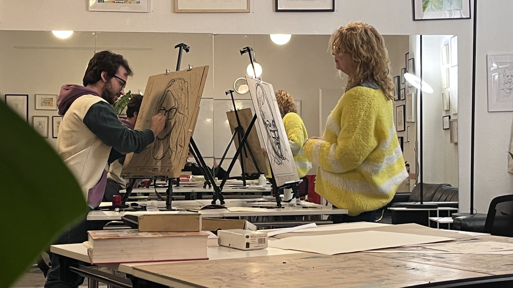 Drawing workshop with students working at easels in the Berlin studio